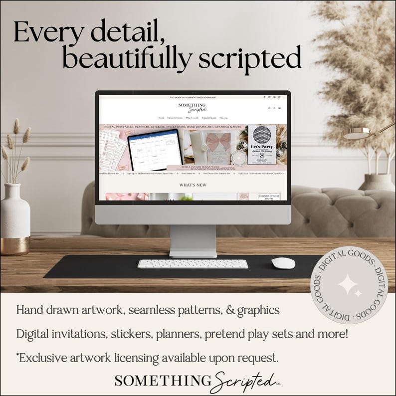 Op de afbeelding: Een computerscherm toont een website met digitale producten, waaronder uitnodigingen en planners. De website is gebrandmerkt met "SOMETHING Scripted". Het bureau heeft een zwarte mat, een toetsenbord en een muis. De afbeelding bevat ook de tekst "Every detail, beautifully scripted."