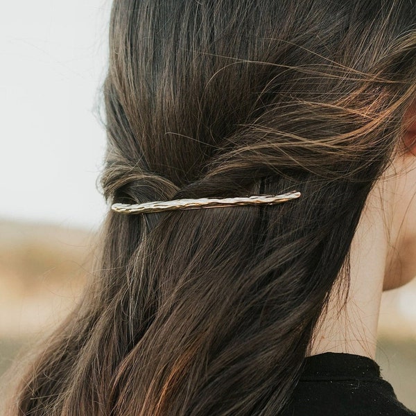 Gehämmerte Haarspange in Gold | lange dünne französische Haarspange | Handwerker Accessoire Minimal Lässig Elegant Metall Spange | Frauen Mädchen Haar Dekor