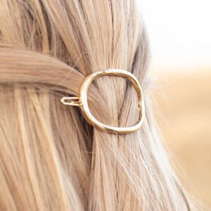 Oval-shape circle hair clip in gold or silver | Minimalist simple everyday hair accessories geometric shape hair clip