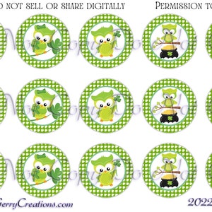 Può includere: Dodici adesivi rotondi stampabili con un gufo verde che indossa un cappello verde con una fibbia dorata e tiene un trifoglio. Il gufo è su uno sfondo bianco con un motivo a trifoglio verde. Il testo "Permission to Print" è in cima all'immagine.