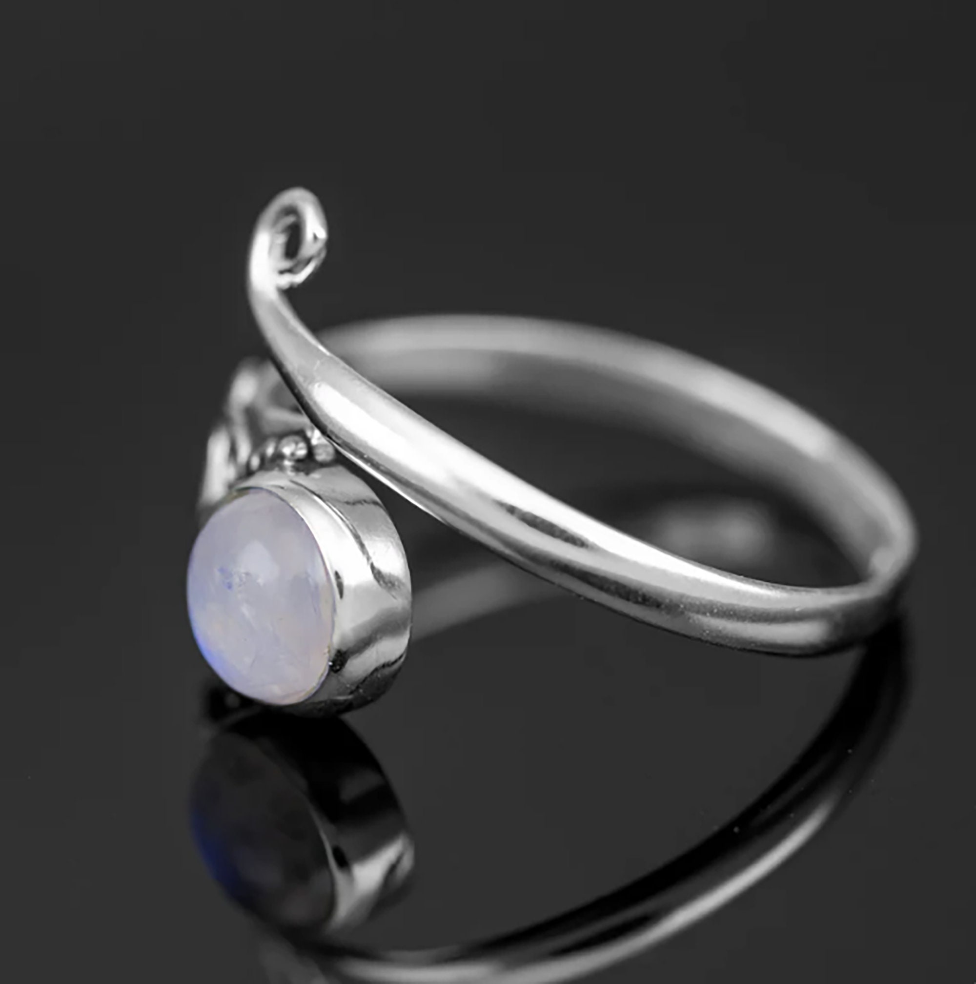 Zilveren ring met grote regenboog Maansteen maat 18 mm | Zilveren Edelsteen Ringen