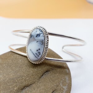 Pulsera de PLATA DE LEY 925 * Piedra preciosa de cabujón * Piedra preciosa de forma ovalada de ópalo de dendrita natural * Regalo para ella * Pulsera de puño de plata hecha a mano