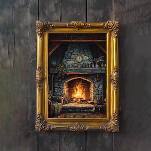 Op de afbeelding: Een ingelijst schilderij van een gezellige haardscène. Het schilderij toont een stenen open haard met een brandend vuur, een klok en diverse decoratieve items op de schoorsteenmantel. De lijst is sierlijk en goudkleurig, tegen een donkere houten achtergrond.