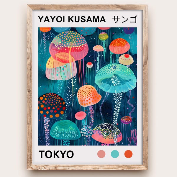Puede incluir: Una impresión artística enmarcada con una colorida ilustración de medusas en tonos azules, naranjas, rosas y verdes. La impresión incluye el texto "YAYOI KUSAMA" y "TOKYO" en blanco, con caracteres japoneses encima. La obra de arte está sobre un fondo azul oscuro.