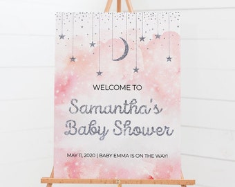 Może przedstawiać: Różowo-biały plakat powitalny na baby shower z błyszczącymi srebrnymi gwiazdkami i rosnącym księżycem. Tekst brzmi: "Witamy na baby shower Samanthy 11 maja 2020 | Baby Emma jest w drodze!"