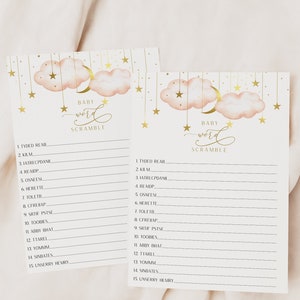 以下が含まれることがあります： ピンクとゴールドのカラーテーマの印刷可能なベビーシャワーゲームカード2枚。カードには、金色の星がついた雲と月のデザインが描かれています。カードのテキストは「ベビーワードスクランブル」です。