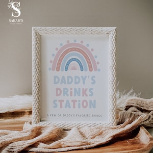 Könnte beinhalten: Weißer gerahmter Schild mit einem Regenbogen-Design und dem Text "Daddy's Drinks Station. A few of Daddy's favorite things."