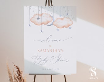 Może przedstawiać: Tablica powitalna na baby shower w kolorze niebieskim i brzoskwiniowym. Na tablicy znajduje się półksiężyc i dwie chmury z gwiazdami wiszącymi z nich. Tekst na tablicy brzmi: "Witamy na baby shower Samanthy, 21 lutego 2021".