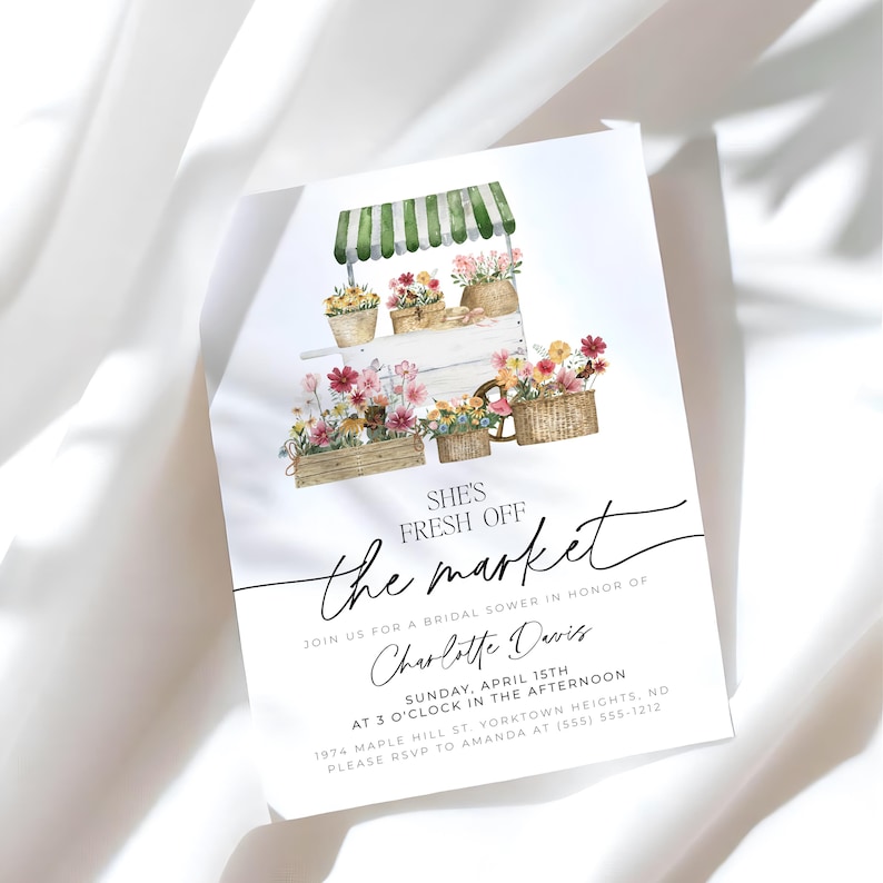 Pu&ograve; includere: Un biglietto d'invito bianco con un'illustrazione ad acquerello di un carretto di fiori. Il carretto ha una tenda a strisce verdi e bianche ed &egrave; pieno di fiori colorati. Il testo recita "She's Fresh Off the Market" e i dettagli per un addio al nubilato.