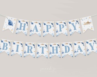 Peut inclure: Une bannière bleue et blanche avec les mots "Happy Birthday" en lettres bleues. La bannière a un thème nautique avec des images de vie marine, y compris des dauphins, des raies et des coquillages.