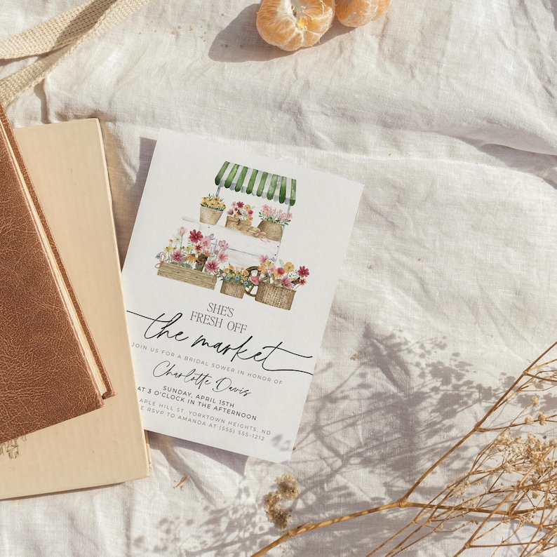 Pu&ograve; includere: Un invito per un addio al nubilato con un'illustrazione ad acquerello di una bancarella del mercato dei fiori. Il testo recita "She's Fresh Off the Market" e include il nome della sposa, la data, l'ora e il luogo.
