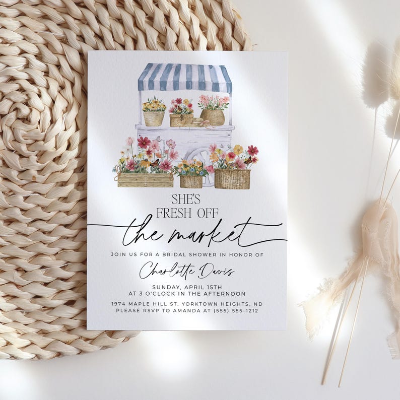 Op de afbeelding: Een aquarel-illustratie van een bloemenkar met een blauw-wit gestreept luifel. De tekst "SHE'S FRESH OFF the market" is geschreven in zwarte cursieve letters. De tekst "JOIN US FOR A BRIDAL SHOWER IN HONOR OF Charlotte Davis" is geschreven in zwarte letters. De tekst "SUNDAY, APRIL 15TH AT 3 O'CLOCK IN THE AFTERNOON 1974 MAPLE HILL ST. YORKTOWN HEIGHTS, ND PLEASE RSVP TO AMANDA AT (555) 555-1212" is geschreven in zwarte letters.