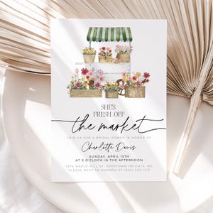Pu&ograve; includere: Invito per un addio al nubilato con un'illustrazione di un carretto di fiori. Il testo recita "She's Fresh Off the Market" e include i dettagli dell'evento: data, ora, luogo e informazioni RSVP. I fiori sono rosa, rossi e gialli.