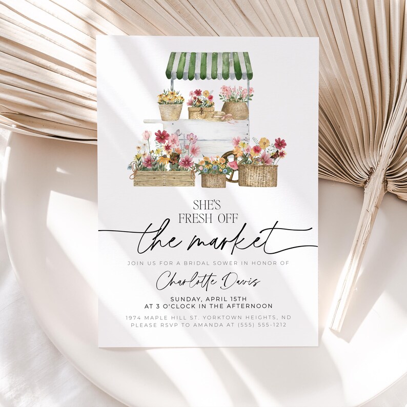 Pu&ograve; includere: Invito per un addio al nubilato con un'illustrazione di un carretto di fiori. Il testo recita "She's Fresh Off the Market" e include i dettagli dell'evento: data, ora, luogo e informazioni RSVP. I fiori sono rosa, rossi e gialli.