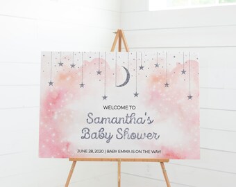 Może przedstawiać: Różowo-biały plakat powitalny na baby shower z błyszczącymi srebrnymi gwiazdkami i rosnącym księżycem. Tekst brzmi: "Witamy na baby shower Samanthy 28 czerwca 2020 | Baby Emma jest w drodze!"