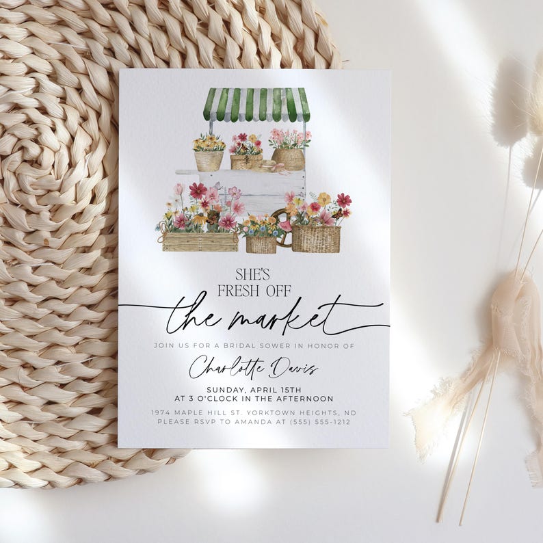 Pu&ograve; includere: Un invito per un addio al nubilato con un'illustrazione ad acquerello di un banco di fiori. L'invito recita "She's Fresh Off the Market" con i dettagli dell'evento. Il design presenta composizioni floreali e le informazioni dell'evento.