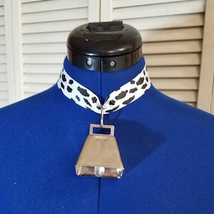 Cow print ribbon and cowbell collar