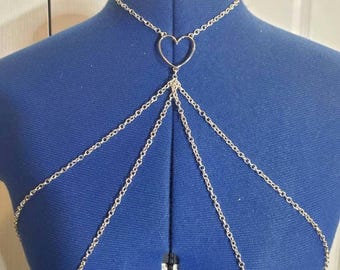 Arnés de pecho con forma de corazón y cadena de plata pequeña