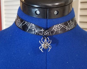 Collier choker de ruban de toile d'Halloween avec le pendentif d'araignée