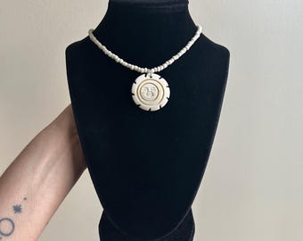 Collar tribal con cuentas y hueso de animal tallado