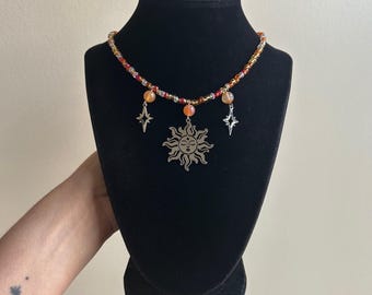 Colar de contas de sol celestial em cornalina