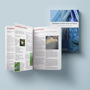 Puede incluir: Libro abierto con una cubierta azul que muestra diferentes muestras de tela. El título del libro es "Comment coudre tous les tissus" y el texto de la página describe los diferentes tipos de tela y cómo coserlos.