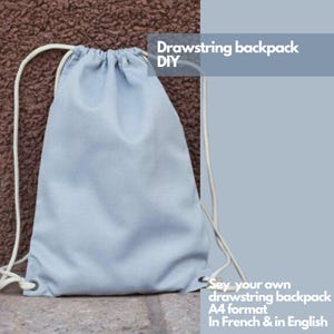 Op de afbeelding: Lichtblauwe rugzak met trekkoord DIY-patroon in A4-formaat, beschikbaar in het Frans en Engels.