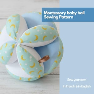 Peut inclure: Un patron de couture pour une balle Montessori pour bébé. La balle est faite de tissu blanc, bleu clair et vert menthe. Le tissu vert menthe présente un motif de croissants de lune jaunes et d'étoiles blanches. Une boucle marron est attachée.