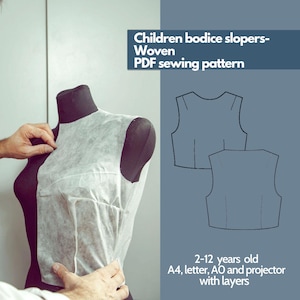 Könnte beinhalten: Ein Schnittmuster für einen Kinder-Bodice-Sloper, gedruckt auf weißem Papier und auf einer Schaufensterpuppe ausgestellt. Das Muster ist für gewebte Stoffe und umfasst Größen für Kinder im Alter von 2 bis 12 Jahren. Das Muster ist in den Größen A4, Letter, AO und Projektor erhältlich und enthält Ebenen. Der Text "Children bodice slopers- Woven PDF sewing pattern" befindet sich oben im Bild. Der Text "2-12 years old A4, letter, AO and projector with layers" befindet sich unten im Bild.
