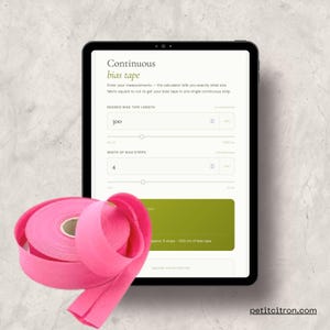 Puede incluir: Un rollo de cinta al bies rosa brillante junto a una tableta que muestra una calculadora de cinta al bies. La pantalla de la tableta muestra texto, incluyendo "Continuous bias tape" y campos de medición para la longitud de la cinta y el ancho de la tira. La pantalla muestra 300 cm.