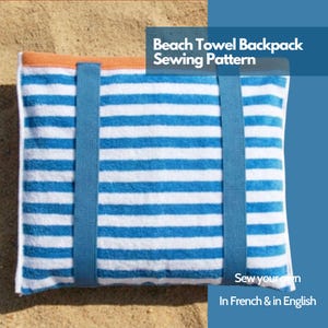 Peut inclure: Un sac à dos serviette de plage rectangulaire à rayures horizontales bleues et blanches, avec une bordure supérieure orange et deux sangles verticales bleues. Le texte Beach Towel Backpack Sewing Pattern et Sew your own In French & in English est visible.