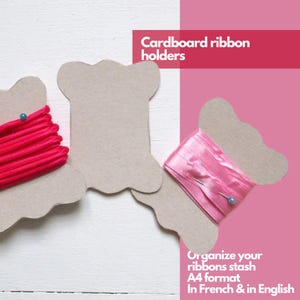 Peut inclure: Deux supports à ruban en carton avec du ruban rose et rouge enroulé autour. Les supports sont en forme de bobines et ont un bord festonné. Le texte "Cardboard ribbon holders" est en haut de l'image. Le texte "Organize your ribbons stash A4 format In French & in English" est en bas de l'image.