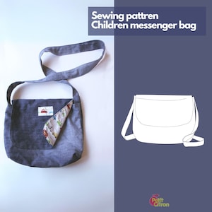 Puede incluir: Un patrón de costura para una bolsa de mensajero para niños. El patrón se muestra sobre un fondo azul con un contorno blanco. La bolsa es un diseño simple con una solapa y una correa.