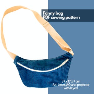 Może przedstawiać: Niebieska nerka z sztruksu z beżowym paskiem i zamkiem błyskawicznym. Torba ma wymiary 37 x 17 x 7 cm. Tekst na zdjęciu brzmi "Fanny bag PDF sewing pattern".