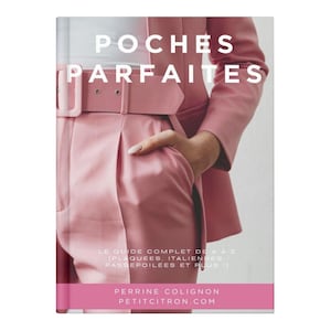 Può includere: Copertina di un libro con il titolo "POCHES PARFAITES" in lettere bianche. L'immagine mostra una persona che indossa un completo rosa con cintura e tiene la mano nella tasca dei pantaloni. L'autore e il sito web del libro sono in basso.