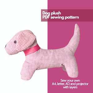 Peut inclure: Un chien en peluche à carreaux roses et blancs avec un collier rose. L'image comprend le texte "Dog plush PDF sewing pattern" et "Sew your own A4, letter, AO and projector with layers."