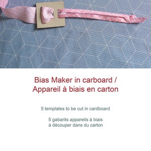 Può includere: Un nastro di sbieco rosa e bianco viene infilato attraverso un creatore di sbieco in cartone. Il creatore di sbieco è un modello per tagliare strisce di tessuto per creare nastro di sbieco. Il testo sull'immagine recita "Bias Maker in cardboard / Appareil à biais en carton" e "5 templates to be cut in cardboard / 5 gabarits appareils à biais à découper dans du carton". L'immagine include anche un logo per "Petit Citron".