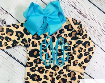 Nyfödd monogram Leopard Turkos Coming Home Outfit Babyflicka Personlig Klänning Sleeper Baby Layette Onesie Flicka Gåva - Gepard Djurtryck
