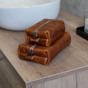 Handmade Leather Dopp Kit: Cowhide Toiletry Bag for Men