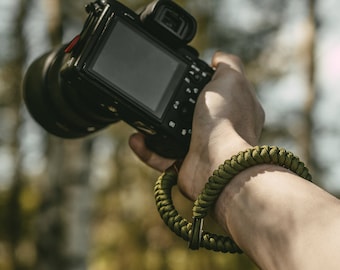 Camera wrist strap | Forest Green | Paracord | made with Peak Design Anchor Links