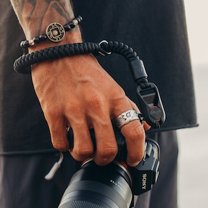 Pasek na nadgarstek do aparatu | Całkowicie czarny | Paracord | wykonany z ogniw Peak Design Anchor Links