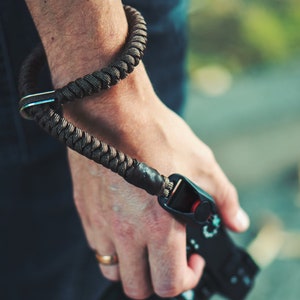 Pasek na nadgarstek do aparatu | Earth Brown | Paracord | wykonany z ogniw Peak Design Anchor Links