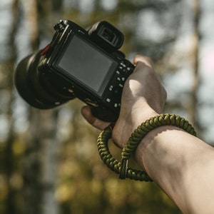 Pasek na nadgarstek do aparatu | Forest Green | Paracord | wykonany z ogniw Peak Design Anchor Links