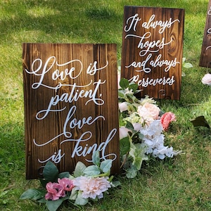 Borden bruiloft gangpad Korinthe 13:4-8 - bruiloft gangpad decor - bruiloft bijbeltekst tekenen - liefde is geduldig liefde is vriendelijk rustieke bruiloft borden