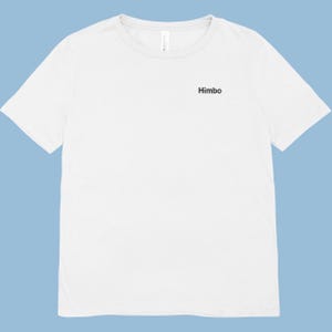 Puede incluir: Una camiseta blanca con la palabra "Himbo" impresa en negro en la parte delantera. La camiseta tiene mangas cortas y cuello redondo. El fondo es azul claro.
