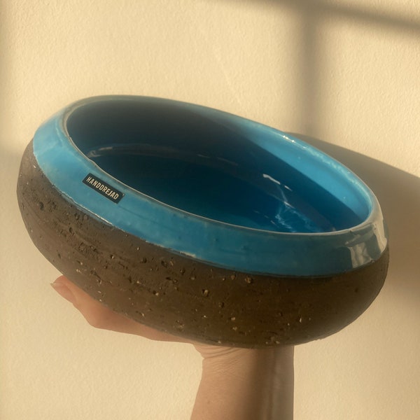 Hand thrown ceramic bowl by Anita Nylund for Jie Gantofta keramik in Sweden in the 1960s.
