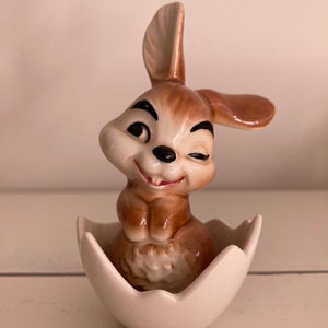 Vintage grillig Goebel porseleinen beeldje van een konijn in een eierschaal
