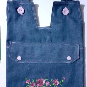 Housse de sac de nuit en denim brodée avec poche et anse. .