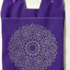 Mandala. Couleur lilas. Housse de sac de nuit de cathéter brodé avec une poche et une poignée. .