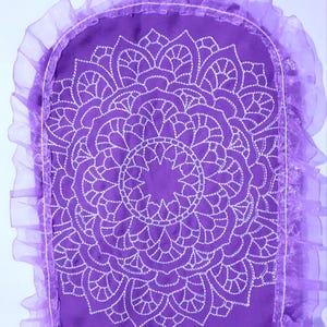 Housse universelle pour sac de colostomie. Broderie, finitions lacets. Convient à tout type de poche pour stomie. Coupe de 4 à 6 cm de diamètre.